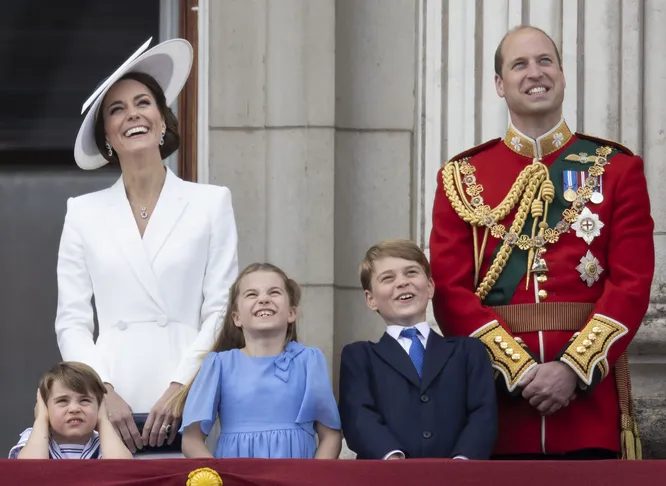 Принцесса Шарлотта с семьёй на балконе Букингемского дворца во время церемонии Trooping The Colour в Лондоне 9 июня 2022 года