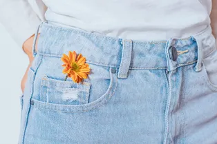 Зачем нужен маленький карман на джинсах: шесть версий его происхождения