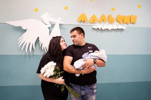 Данай Пригожина с мужем Евгением Ткаченко и новорождённым сыном