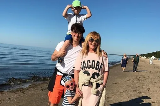 Максим Галкин показал трогательное фото с Аллой Пугачевой и трехлетними близнецами