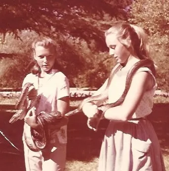 Мэй и Кей Маск в подростковом возрасте