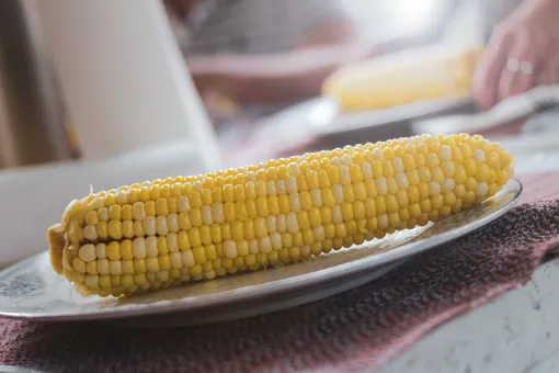Вареную кукурузу можно приготовить в микроволновке в пакете или в салфетке