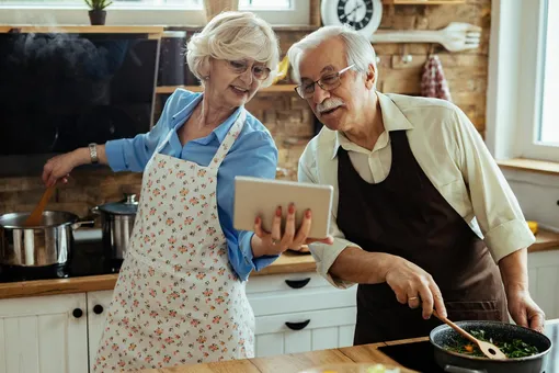 Заядлый кулинар, профессиональный дедушка и волонтёр: как ведут себя знаки Зодиака на пенсии?