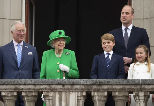 Королева Елизавета II на балконе Букингемского дворца с принцем Чарльзом, принцем Уильямом, Джорджем и Шарлоттой 5 июня 2022 года