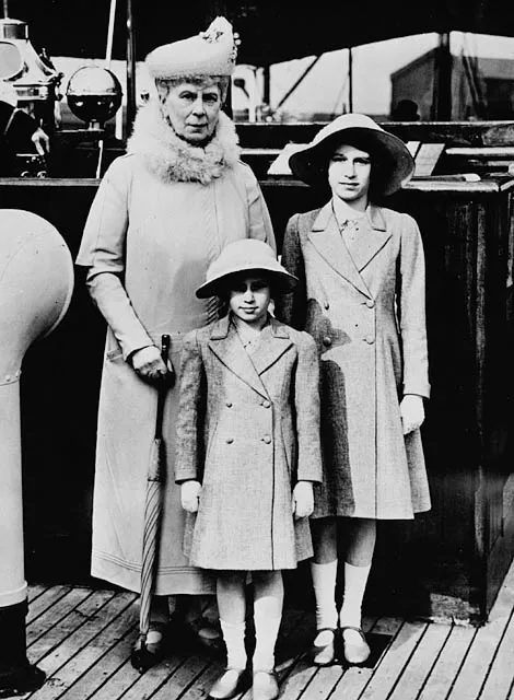 Королева Мария с внучками: Елизаветой, будущей королевой Елизаветой II, и Маргарет