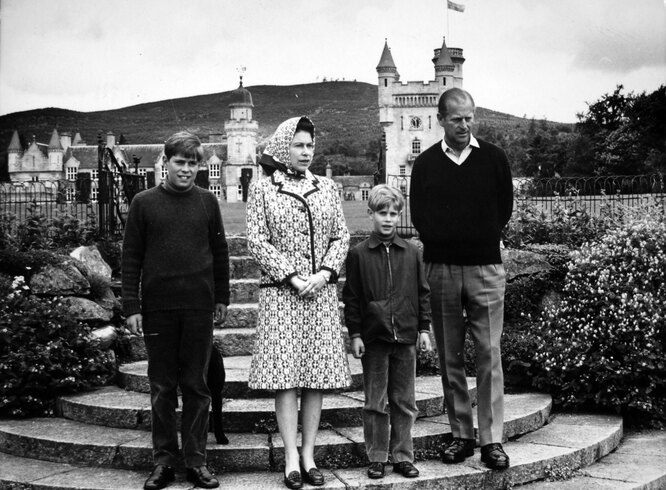 Королева Елизавета II в окружении родных в Балморале