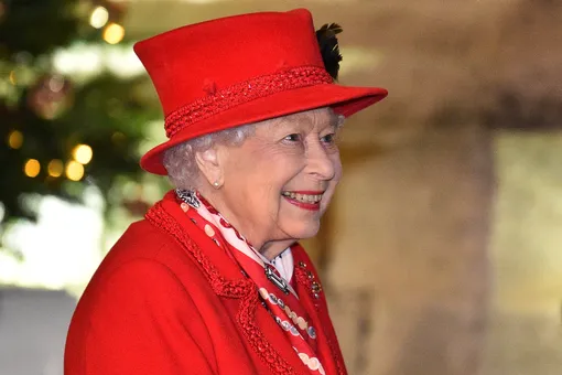 Нечто особенное каждому: какие подарки Елизавета II дарила сотрудникам на Рождество?