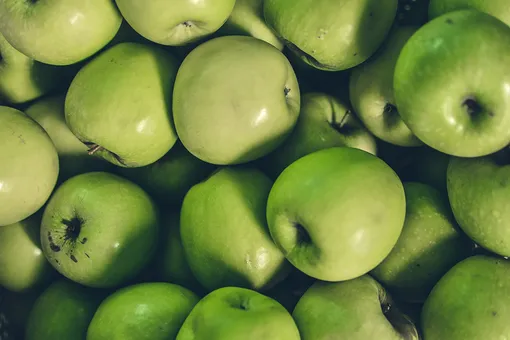 Зеленые яблоки и бананы