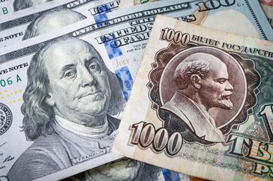 Рубль снова ослабел по отношению к доллару: что будет дальше