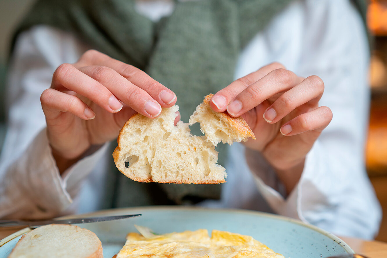 Можно кушать руками. Кушать хлеб. Отказ от хлебобулочных изделий. Непереносимость хлеба. Откажись от хлеба.