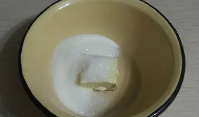 Сливочное масло растереть с сахаром до бела.