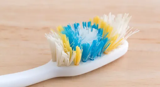 Чем чистить зубную щетку