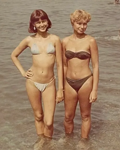 Ирина Безрукова (слева). Архивное фото в бикини, фото в купальнике