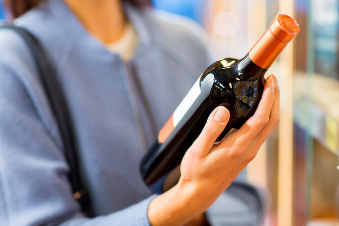 Как открыть бутылку вина без штопора? 7 нестандартных способов