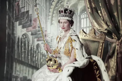 Малоизвестные факты о коронации Елизаветы II: как принц Чарльз сбежал с короной, а фрейлины исподтишка ели шоколад