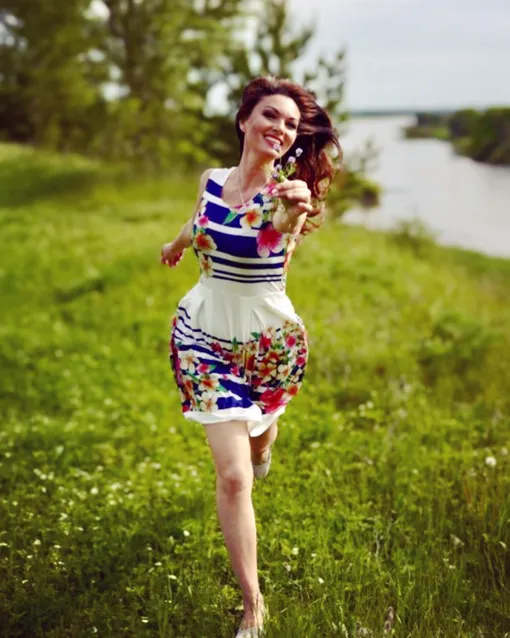 Юлия Такшина в ярком летнем образе