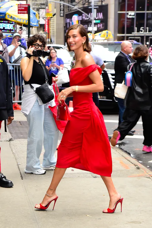 Пример красного платья Хейли Бибер