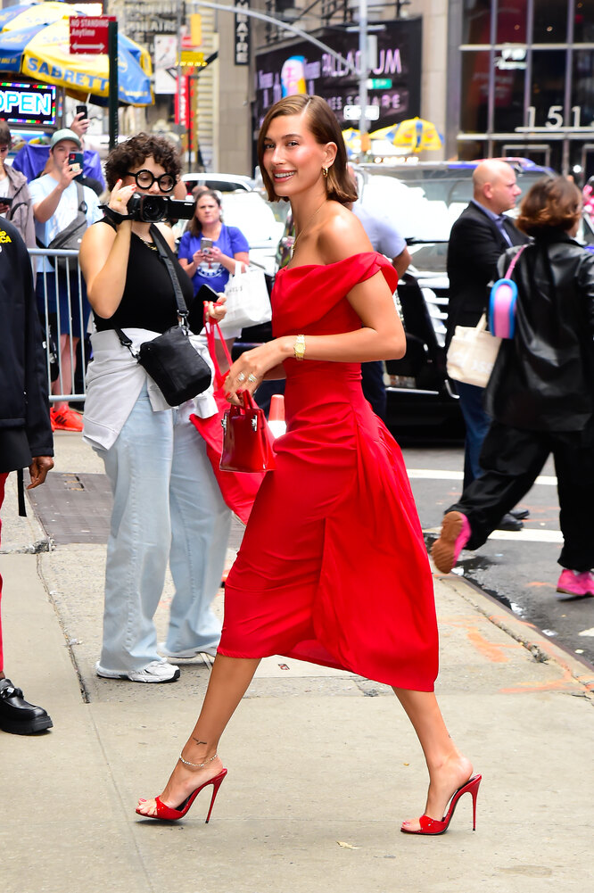 Пример красного платья Хейли Бибер