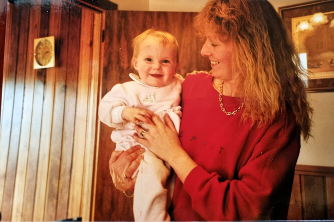 Детская фотография Меган с матерью