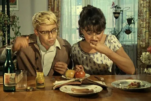 Блюда из советских фильмов: чем на экранах СССР герои угощали своих гостей