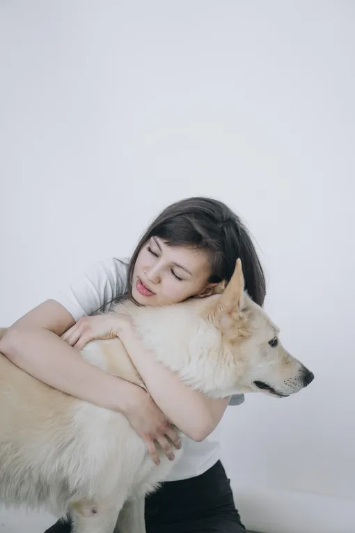Девушка обнимает собаку
