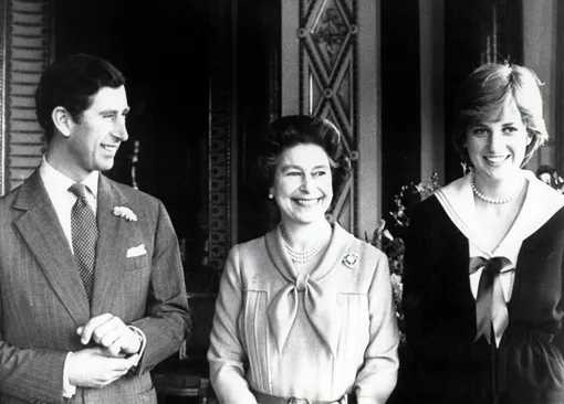 Принц Чарльз, королева Елизавета II и леди Диана Спенсер