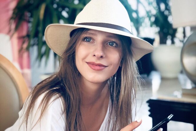 Лиза Арзамасова: «В самых нелепых нарядах, в очках, я знала, что прекрасна» Лиза Арзамасова: «В самых нелепых нарядах, в очках, я знала, что прекрасна»