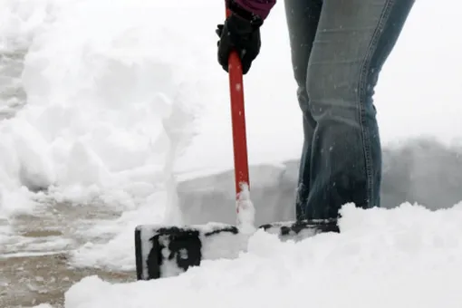 Как убирать снег правильно, чтобы не надорваться