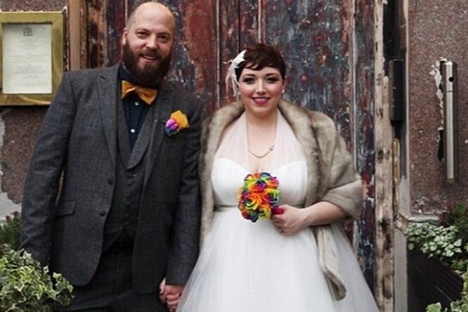 Модный блоггер показала фотопроект, посвященный полным женихам и невестам