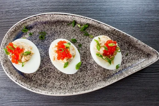 Новогодняя классика: фаршированные яйца с красной икрой