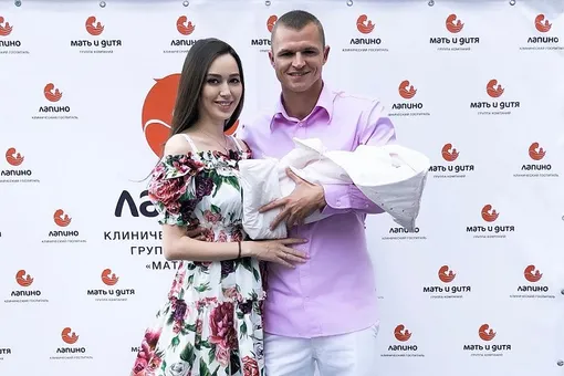 «Забрал своих принцесс»: Дмитрий Тарасов встретил жену из роддома
