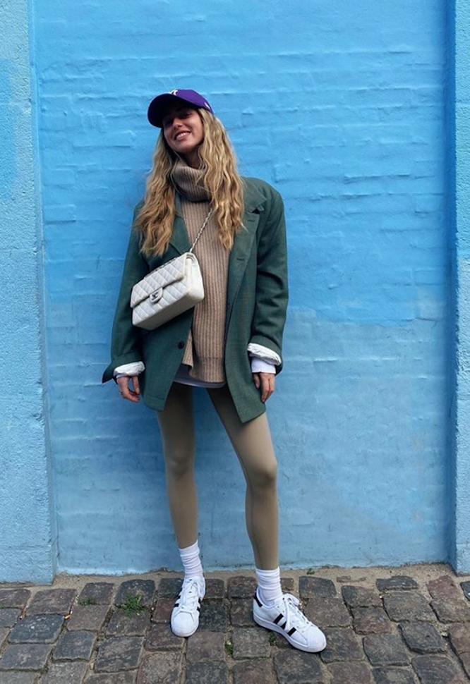 под юбкой у девушек на улице. девушки в прозрачных платьях. луки подсмотрено. девушки подглядывание. девушки подглядывание.