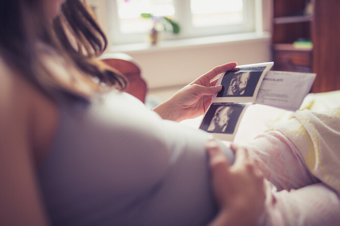 Из-за ошибки в клинике ЭКО две пары стали родителями чужих детей Из-за ошибки в клинике ЭКО две пары стали родителями чужих детей