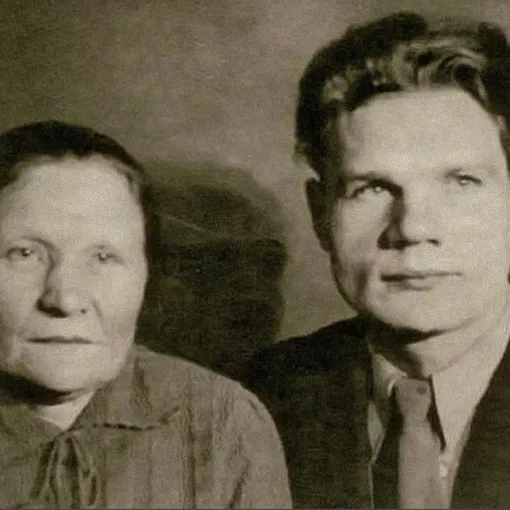 Михаил Пуговкин с матерью