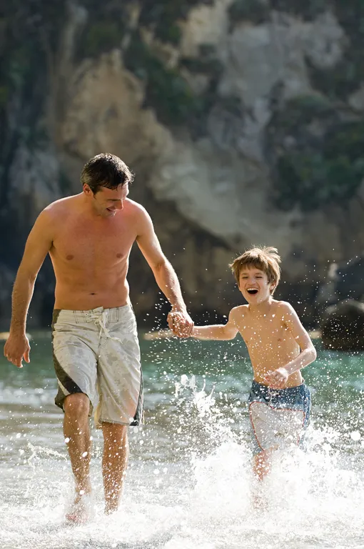Отец и сын на пляже