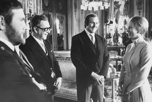 похищение принцессы анны 1974, принцесса Анна беседует с констеблем Майклом Хиллсом, журналистом Брайаном Макконнеллом и боксёром Рональдом Расселом