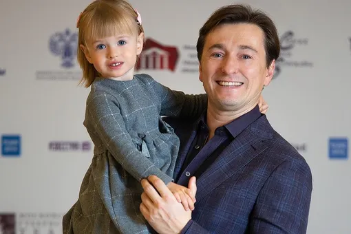 Сергей Безруков показал, как его дочь Маша делает рождественское печенье