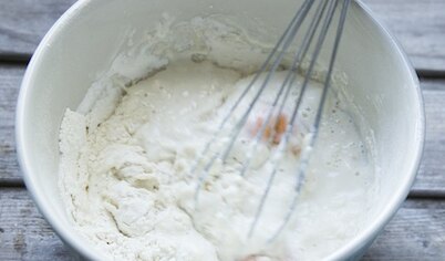 Разбейте яйца в миску с мукой, смешайте венчиком, влейте молоко и замесите блинное тесто. Добавляйте молока столько,сколько понадобится, чтобы тесто по консистенции напоминало жидкую сметану.