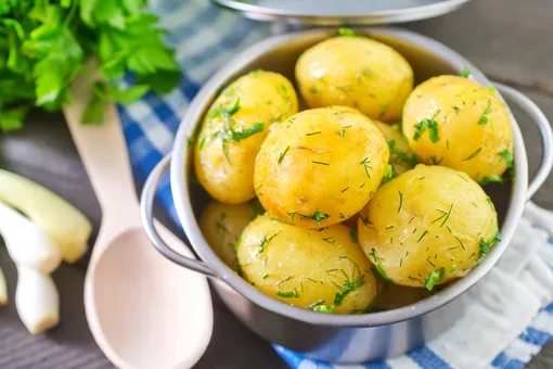 Добавьте один ингредиент в картофель при варке: даже старые клубни будут вкусными и ароматными