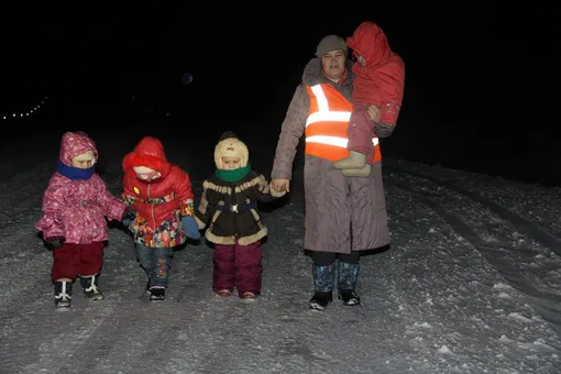 Наталья Орлова с детьми на пути в детский сад