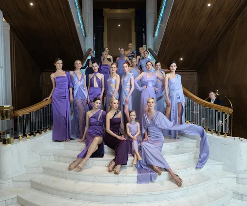 Участницы показа Alena Nega на центральной лестнице отеля Moscow Marriott Imperial Plaza