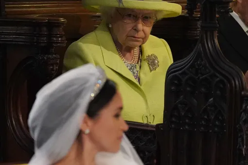королева елизавета II зло смотрит на меган маркл