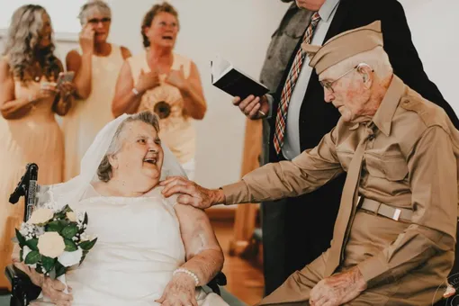 Никогда не поздно: семья организовала ветеранам свадьбу, которой у них не было