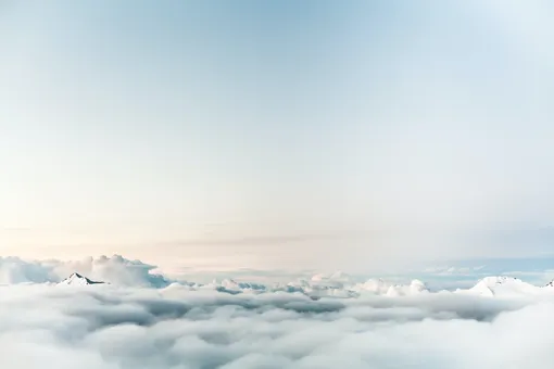 Небо, облака, вид из самолета, горные вершины