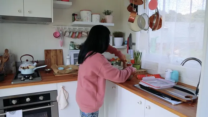 Долли на своей кухне готовит брауни