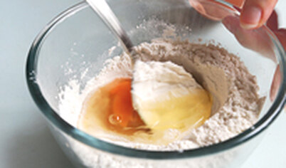 Для чипетке замесите простое пресное тесто: смешайте муку с солью, затем добавьте яйцо. Тесто должно получиться довольно крутым.
