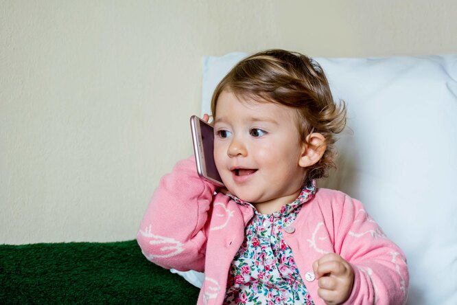 Двухлетняя девочка купила дорогой диван, играя с маминым телефоном