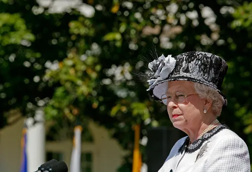 Королева Елизавета II выступает на Южной лужайке Белого дома, 7 мая 2007 года.