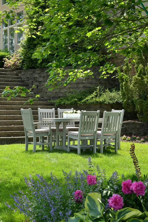 Садовая мебель должна быть крепкой и устойчивой к любой погоде