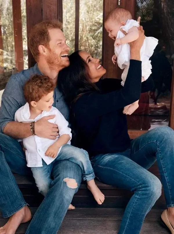 Чтобы поздравить своих поклонников с окончанием 2021 года, Гарри и Меган опубликовали новое фото своей растущей семьи с Лилибет и Арчи